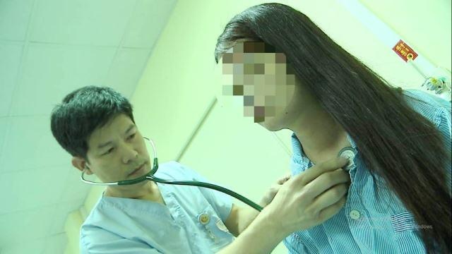 Co gai mac tim bam sinh co phu tang dao nguoc duoc cuu song hinh anh