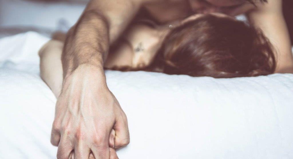 Gay doi duong vat vi bi truot chan khi dang 'lam tran' hinh anh