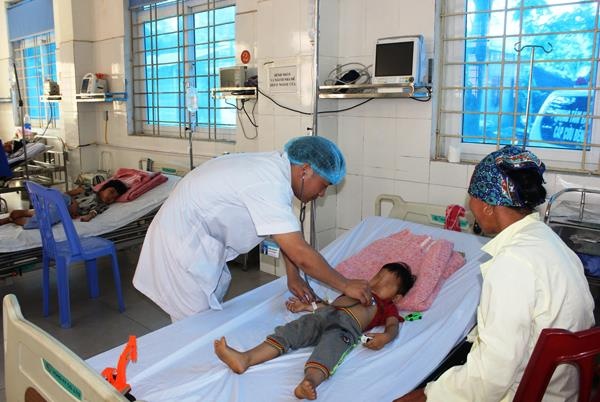 Con tử vong vì bố cho uống lá ngón ảnh 1 Con tu vong vi bo cho uong la ngon anh 1