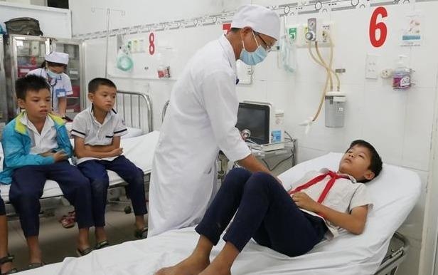 Hang chuc hoc sinh Ninh Thuan nhap vien nghi do ngo doc sua hinh anh