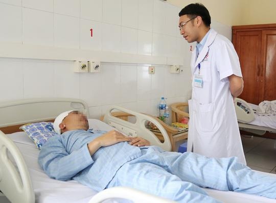 Chan thuong luc choi bong da, nguoi dan ong bi vo so nao nguy kich hinh anh