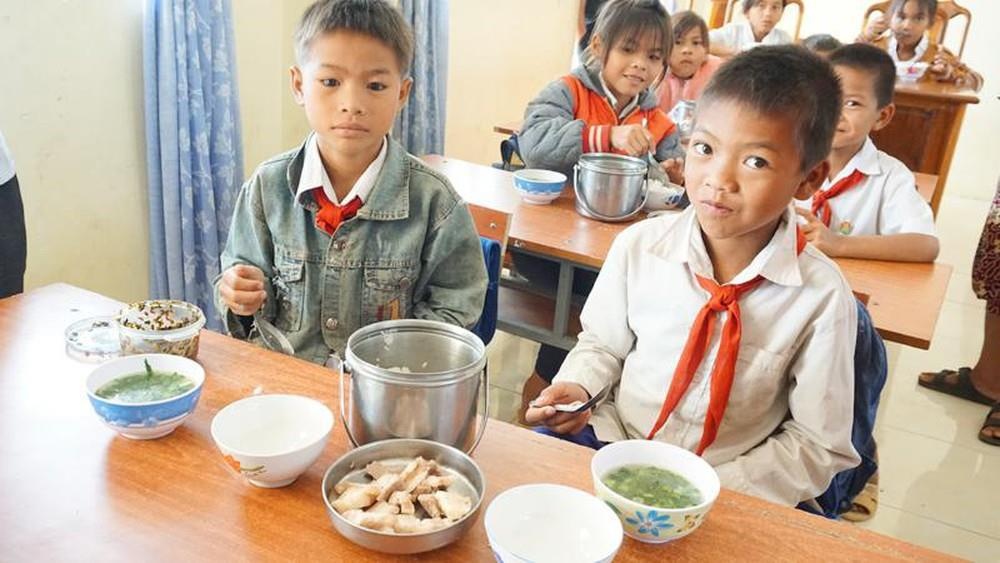 Thay co gop thit, trung, mi tom nuoi tro ngheo hinh anh