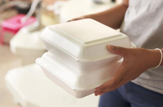 Hop xop dung thuc pham bat dau bi cam tai My hinh anh