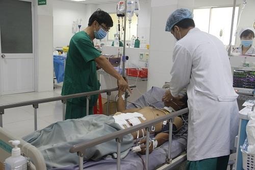 Nam thanh niên bị thanh sắt rơi trúng ảnh 1 Nam thanh nien bi thanh sat roi trung anh 1