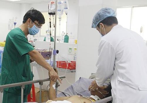 Bac si 2 benh vien cuu cong nhan vo ruot do thanh sat roi trung bung hinh anh