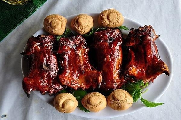 Di du lich, cap vo chong tu vong sau khi an thit chuot hinh anh