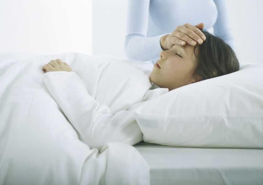 Be gai 8 tuoi phai cat bo mot ben buong trung hinh anh