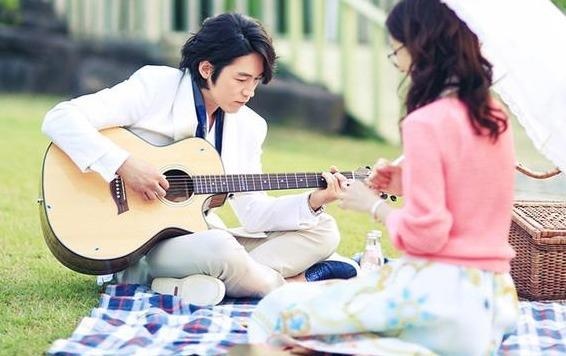 Nguoi tre tuoi Han Quoc tho o voi chuyen hen ho hinh anh