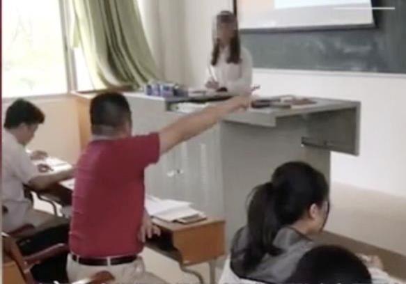 Giang vien lon tieng quat thao, nem luan van vao mat sinh vien hinh anh