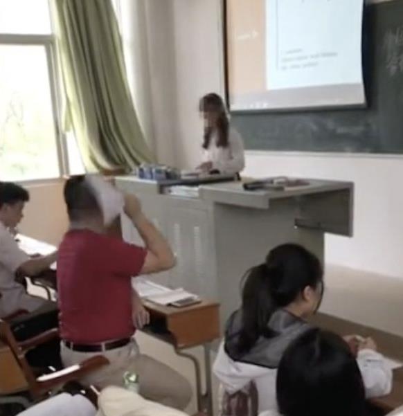 Giảng viên ném luận văn vào sinh viên ảnh 1 Giang vien nem luan van vao sinh vien anh 1