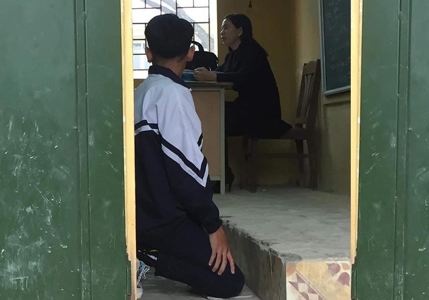 Phu huynh to bi gia chu ky vu co giao phat hoc sinh quy truoc lop hinh anh