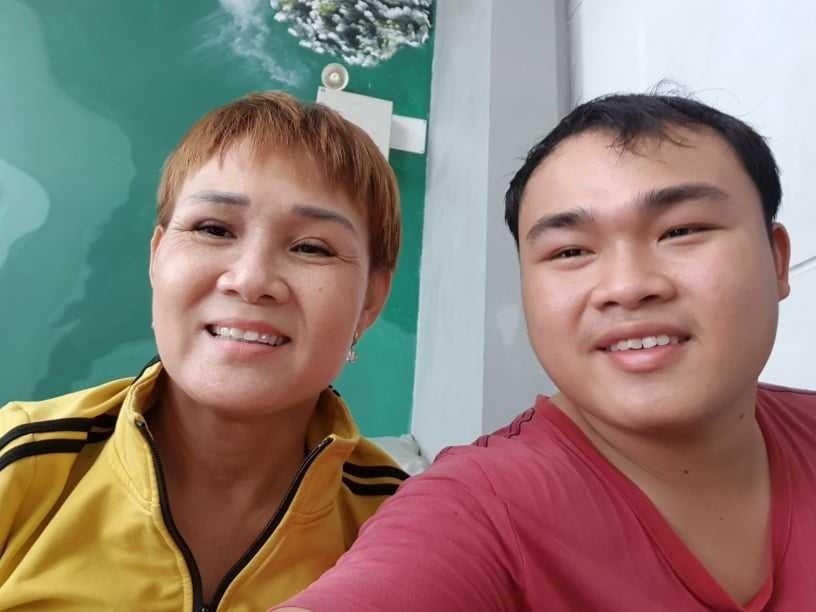 Chang trai 18 tuoi mac ung thu mau va noi am anh 12 lan xa tri hinh anh