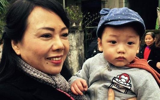 Thai phu ung thu giai doan cuoi sinh con, bo cua be Gau chia se gi? hinh anh