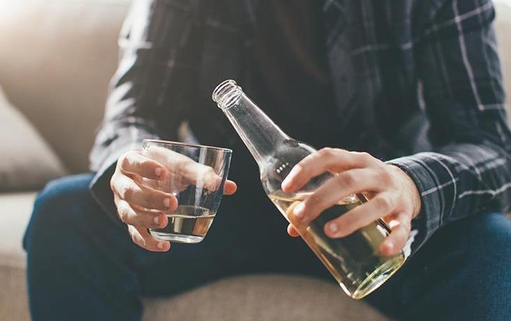 Tai sao ban khong nen uong ruou bia khi doi? hinh anh