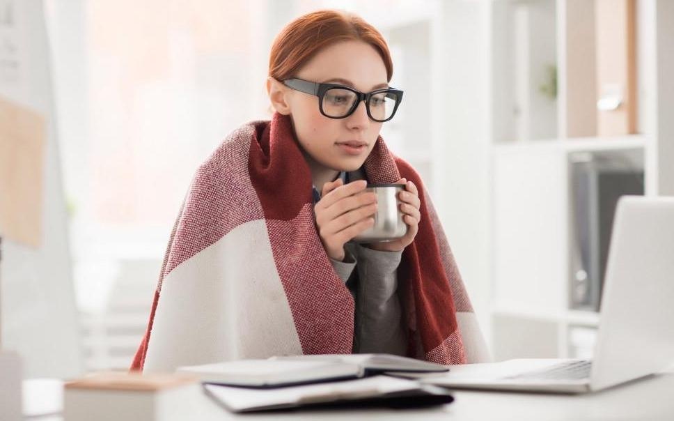 Lam viec phong may lanh qua lau, phu nu thuong kho mang thai? hinh anh