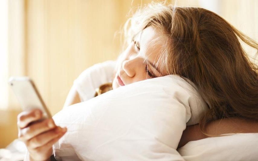 9 thoi quen co the gay hai cho suc khoe vao buoi sang khi vua thuc day hinh anh