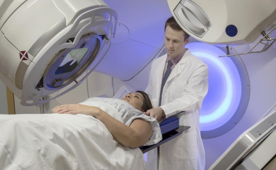 Di chua ung thu, nguoi phu nu bi may xa tri de thiet mang hinh anh