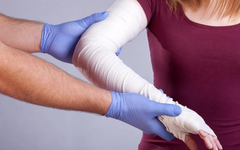 Lam gi khi so cuu nan nhan bi bong axit? hinh anh