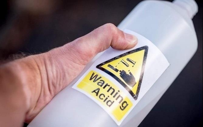 Bong nang chi sau 5 giay tiep xuc voi axit hinh anh