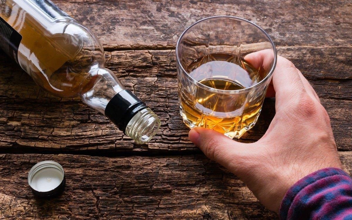 Uong 2 chai ruou moi ngay, chang trai chet tham o tuoi 26 hinh anh