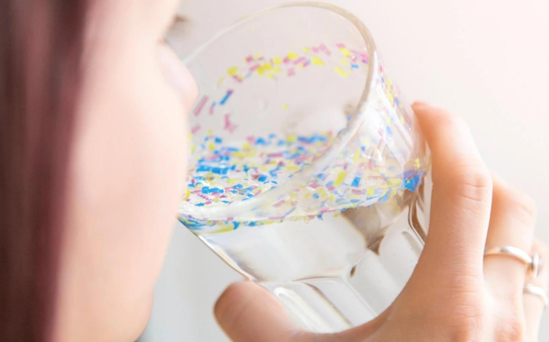 Con nguoi hit phai hang chuc nghin hat nhua sieu nho moi nam hinh anh