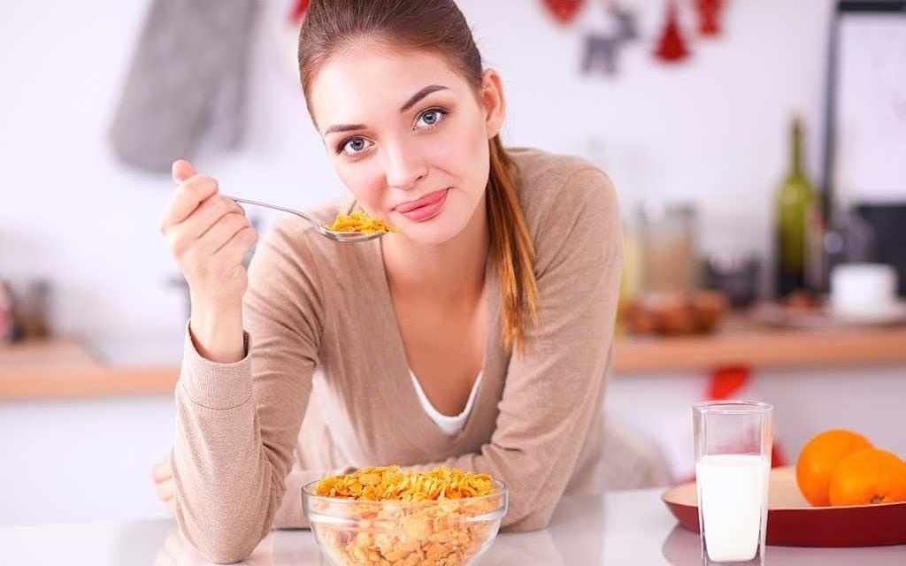 Tai sao ban nen an sang sau 30 phut thuc day? hinh anh