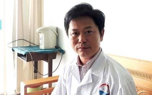 Bac si duoc tang bang khen vi lay bia cuu benh nhan ngo doc ruou? hinh anh