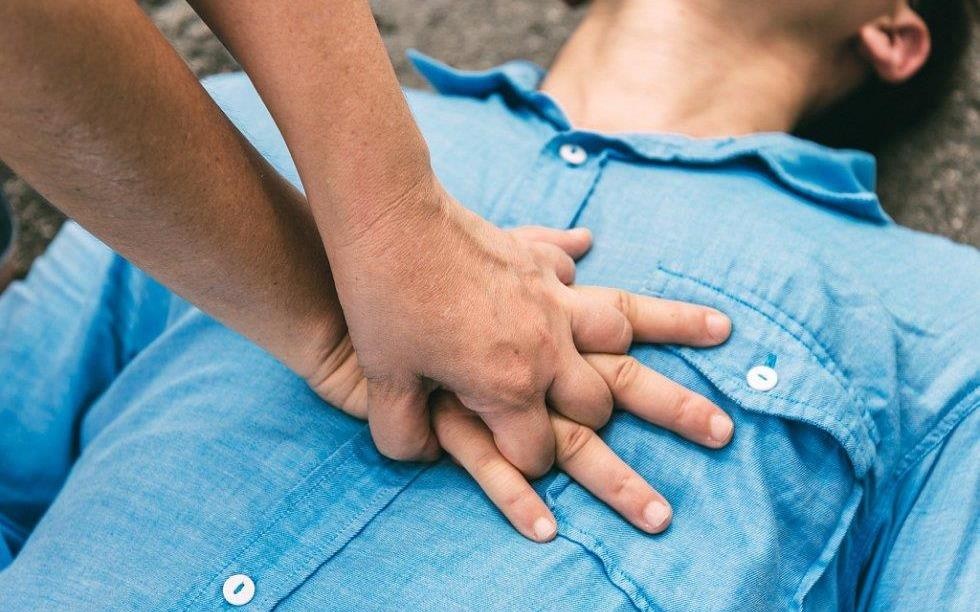 Ho hap nhan tao sai cach, nguoi dan ong bi gay 12 xuong suon hinh anh