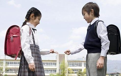 Hoc sinh lop 5 hon nhau vi 'muon ngui mui co the'? hinh anh