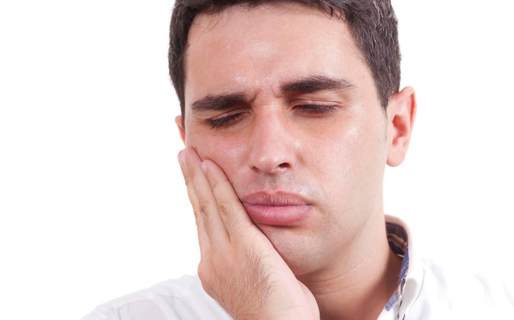 Tuong mac quai bi, nam thanh nien bi soi ong tuyen nuoc bot hinh anh