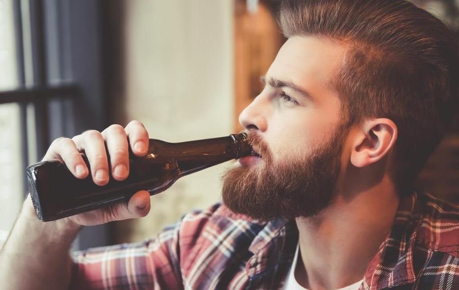 Ban hap thu bao nhieu calo trong mot chai bia? hinh anh