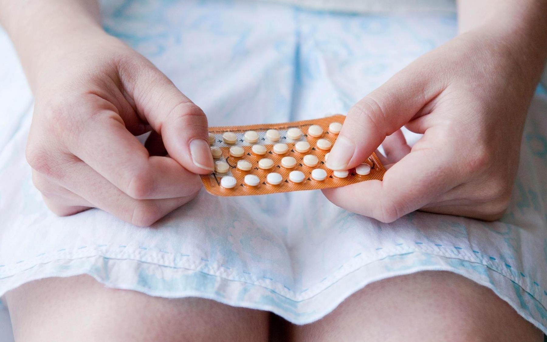 Dan ba cu viec... tranh thai mot minh hinh anh