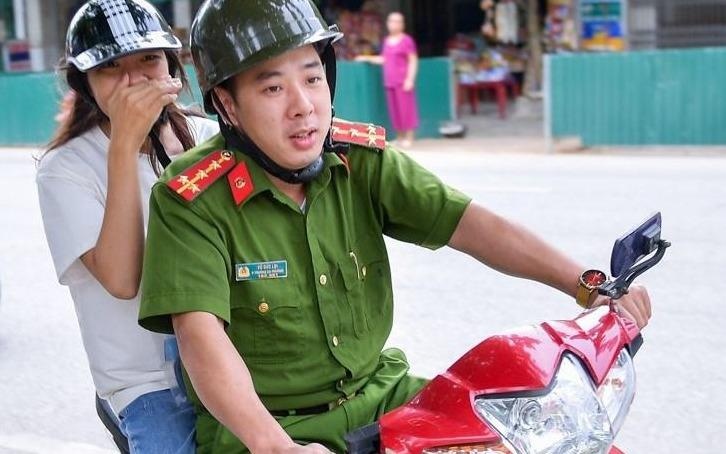 Cong an dua thi sinh Ha Giang di thi: 'Toi den nha, em con dang ngu' hinh anh