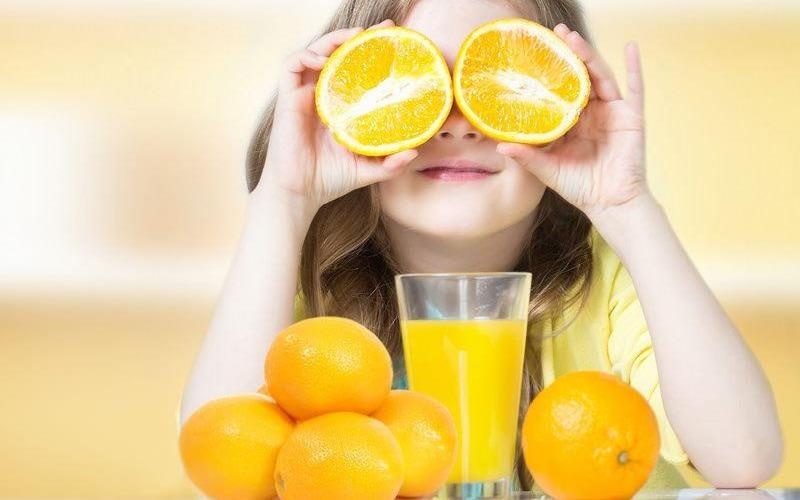 Sai lam tai hai khi bo sung vitamin C cho tre hinh anh