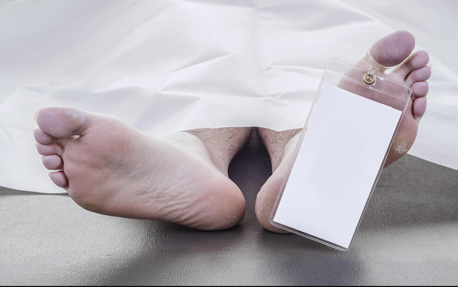 Chang trai song lai ngay truoc khi chon cat hinh anh