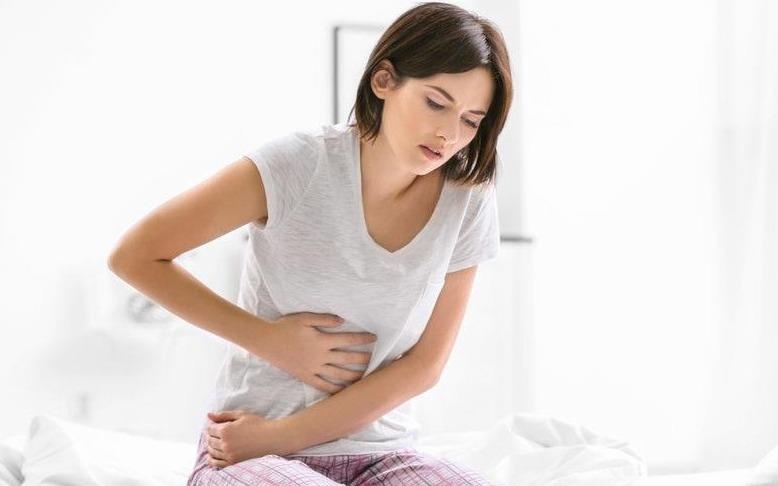 Dot nhien dau nhoi o bung canh bao benh gi? hinh anh