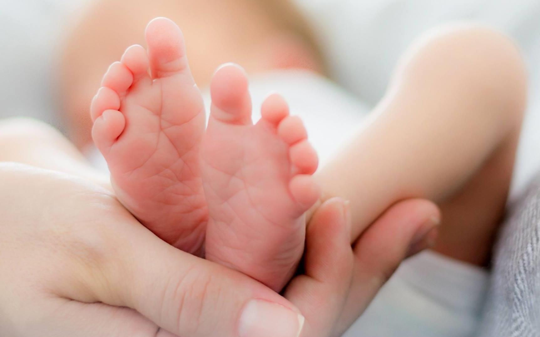 Be trai mot thang tuoi tu vong vi ong cho uong ruou hinh anh