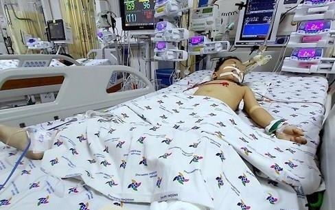 Roi tu tang 12, be trai 5 tuoi song sot than ky hinh anh