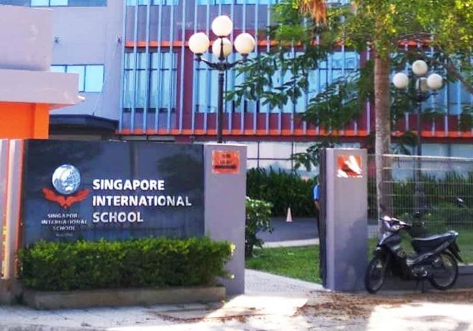 Phu huynh nop don kien truong Quoc te Singapore o Da Nang hinh anh