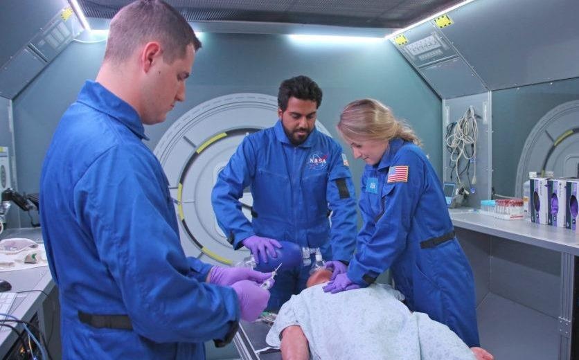 Dieu gi se xay ra neu phi hanh gia bi om trong khong gian? hinh anh