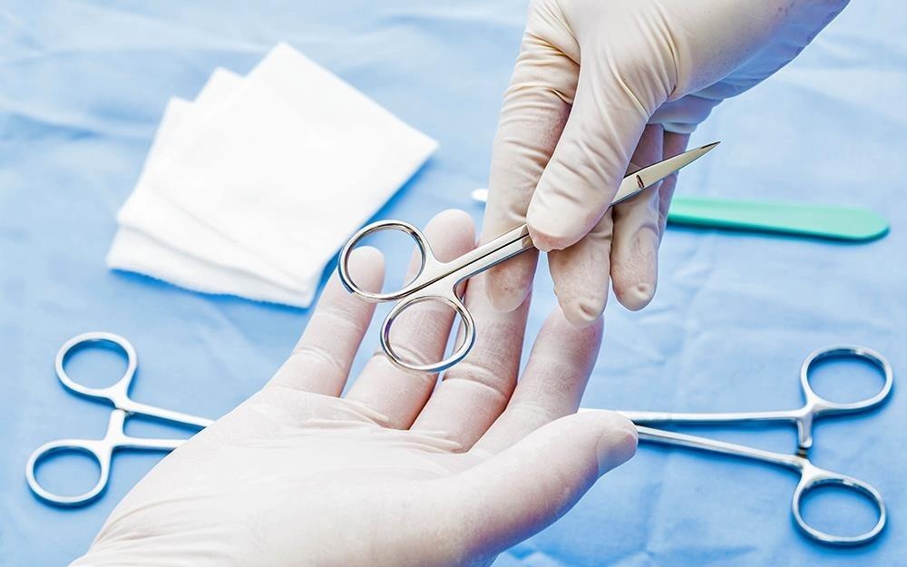 Bac si tu cat ruot thua hinh anh