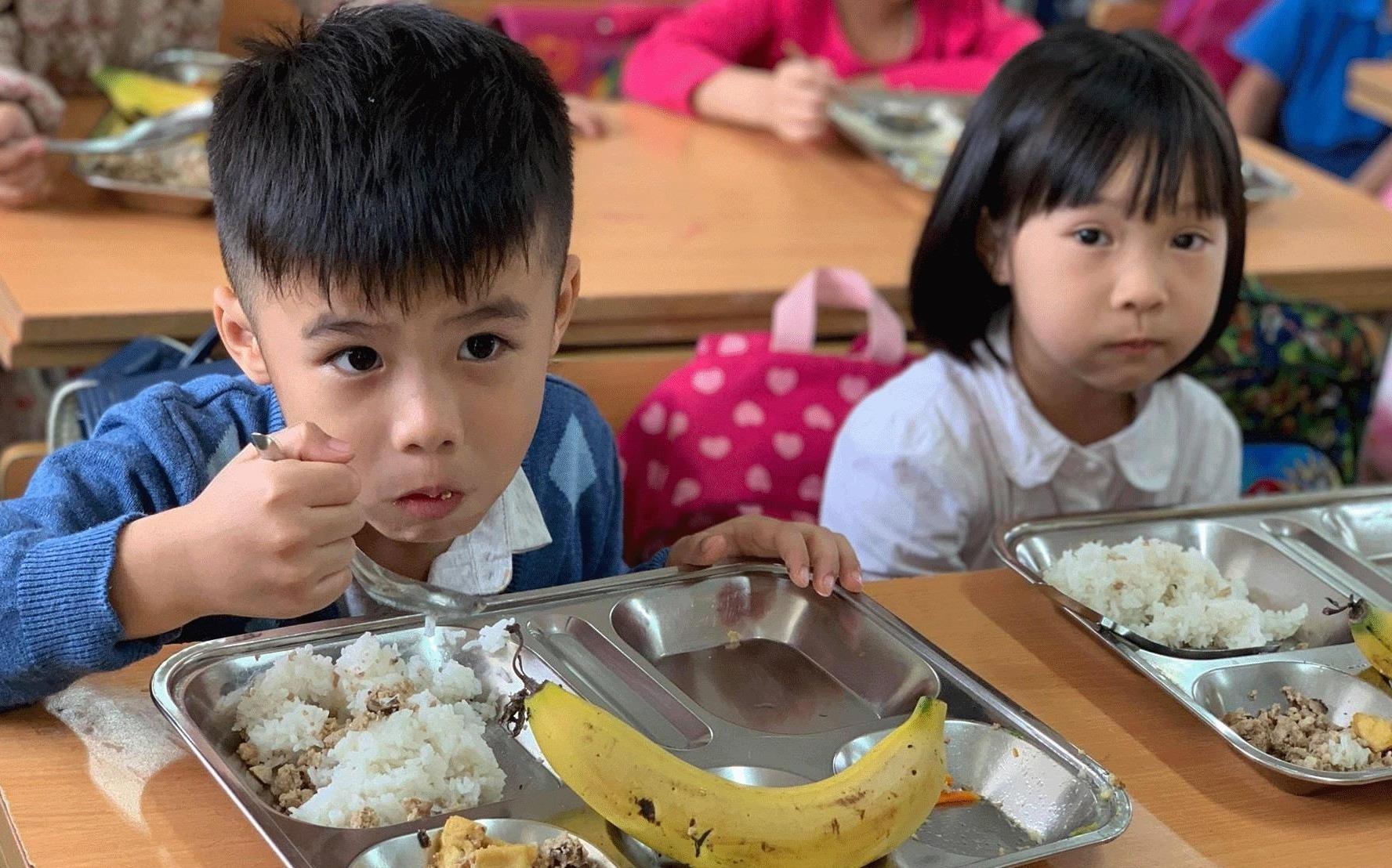 Hoc sinh o nong thon an it rau hon thanh pho hinh anh