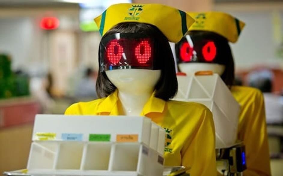 Thieu nhan luc, benh vien Thai Lan su dung y ta bang robot hinh anh