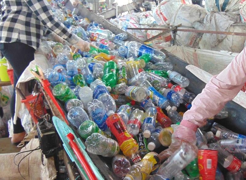 Rac thai benh vien anh 1