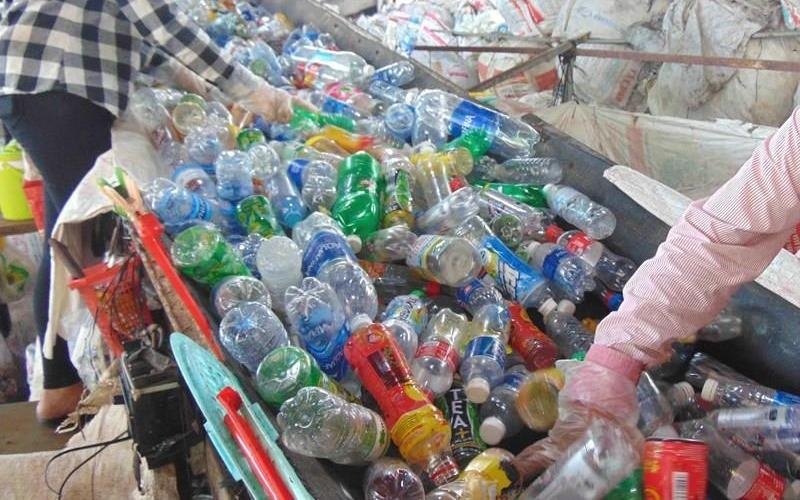 Chai nhua trong benh vien 'lac troi' den dau? hinh anh