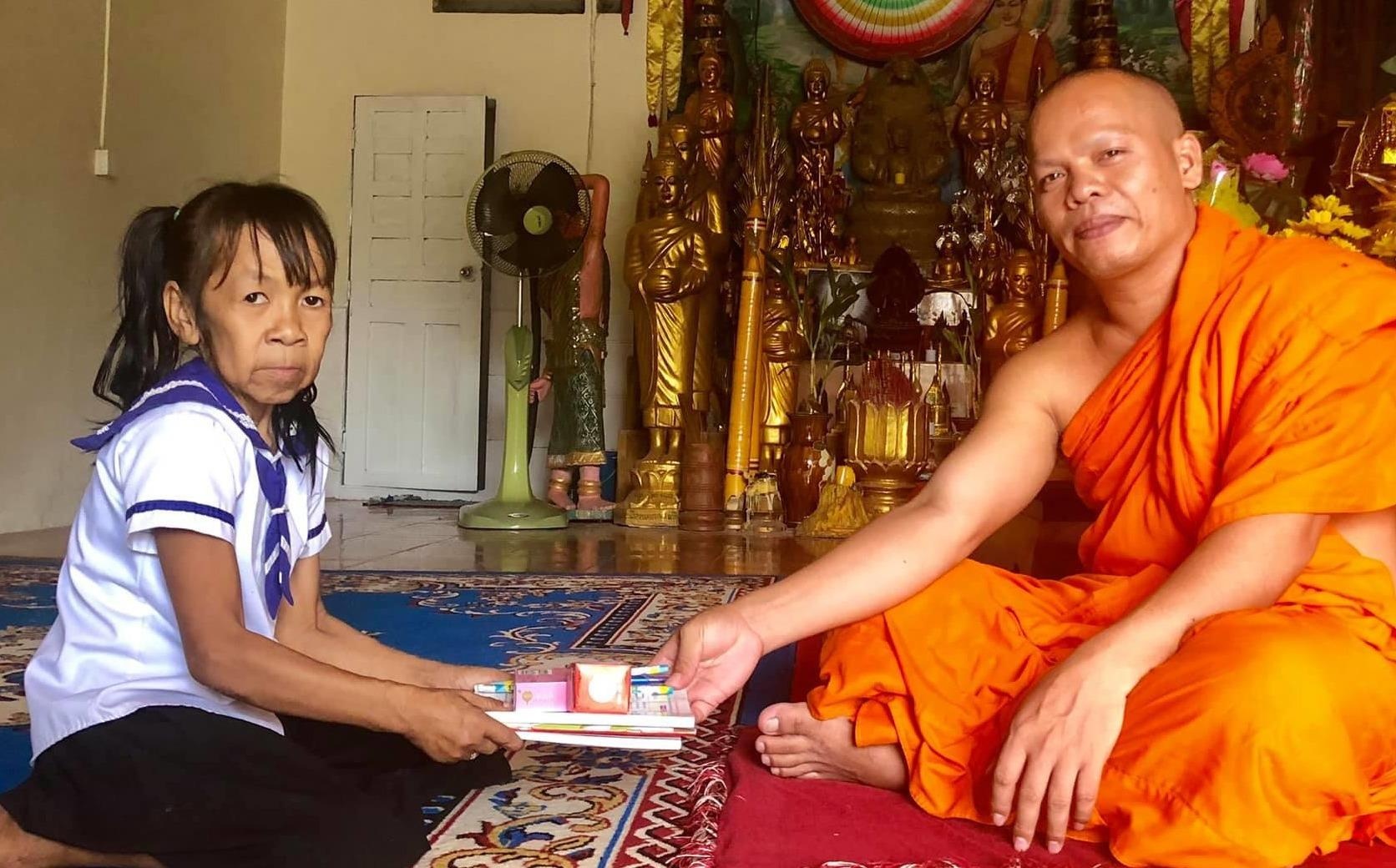 Be gai Campuchia 10 tuoi gia nhu ba lao hinh anh