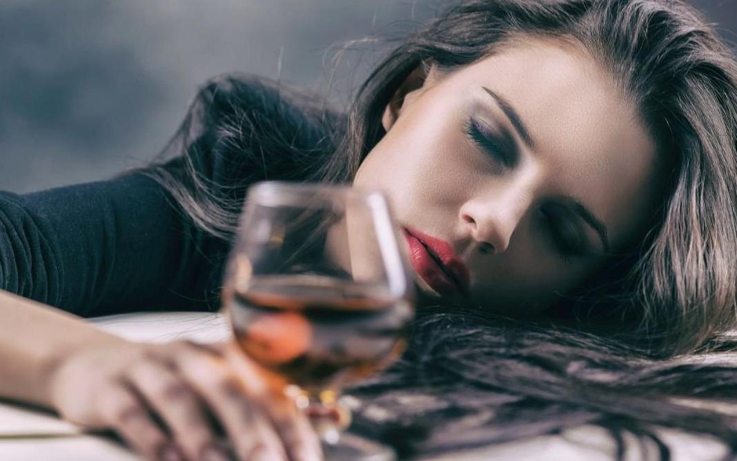 Dau hieu canh bao ban khong duoc uong ruou hinh anh