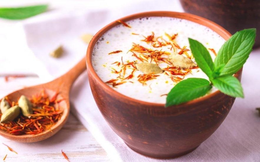 Tai sao nen uong sua nghe tay truoc khi ngu? hinh anh