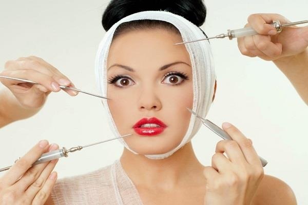 Hai co gai suyt mu vi tu tiem botox mua tren mang hinh anh