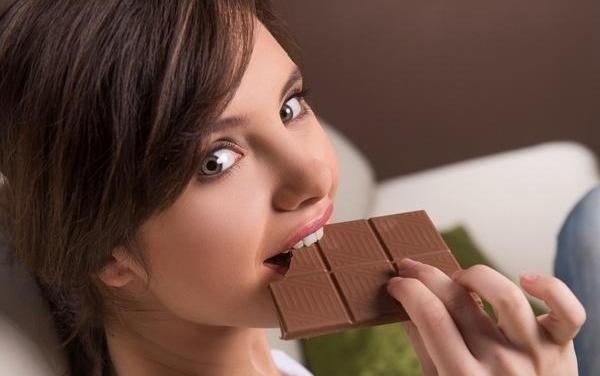 Loi ich khong ngo cua chocolate doi voi nu gioi hinh anh